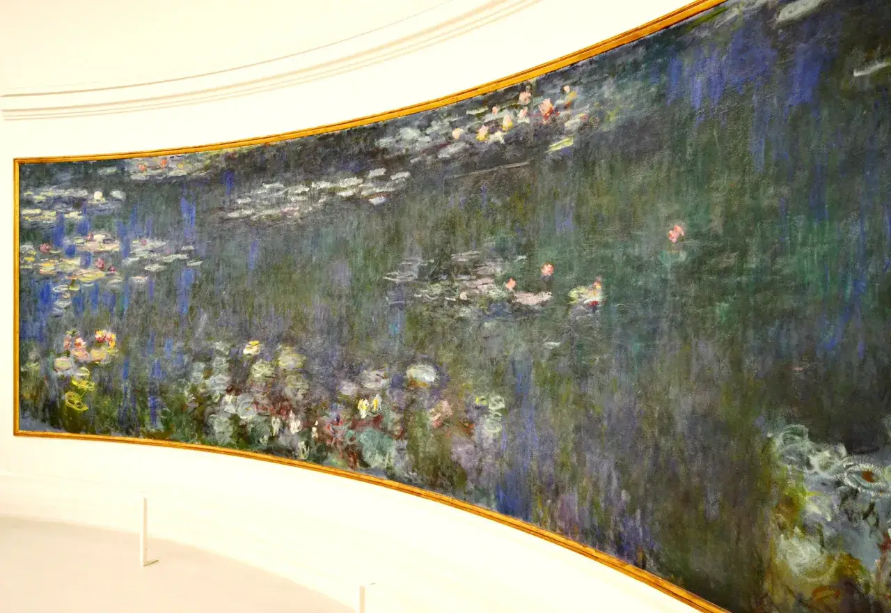 Un estanque de nen&uacute;fares en el museo de la Orangerie, con pinceladas impresionistas que capturan la luz y el color.