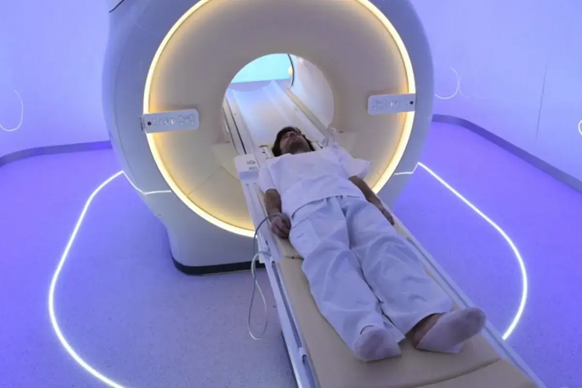 Pacjent leży na stole do rezonansu magnetycznego. To badanie, mri co to, pozwala zajrzeć do wnętrza ciała.
