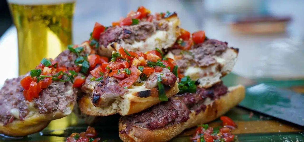 Leckere Baguettes mit gegrilltem Hackfleisch, K&auml;se und Tomaten-Topping. Perfekt zum dip grillen mit einem k&uuml;hlen Bier.