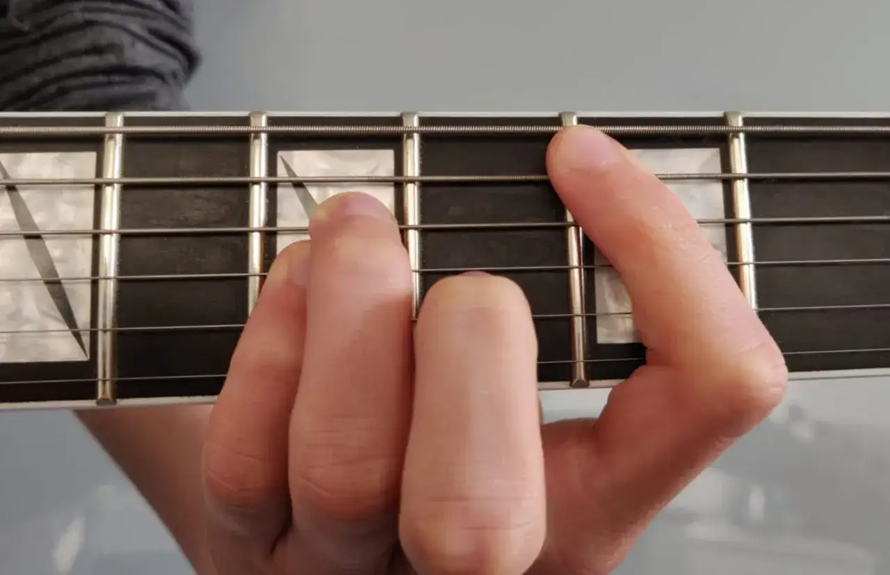 Fingerposition f&uuml;r Powerchords auf der Gitarre. Der Zeigefinger liegt auf dem 5. Bund, der Ringfinger auf dem 7. Bund der A-Saite.