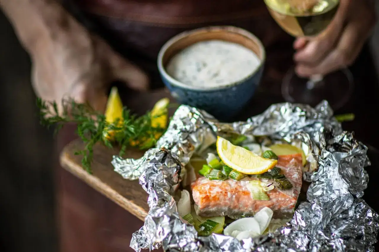 Ett saftigt laxpaket p&aring; grillen, serverat med citron och dill. En perfekt sommarm&aring;ltid.