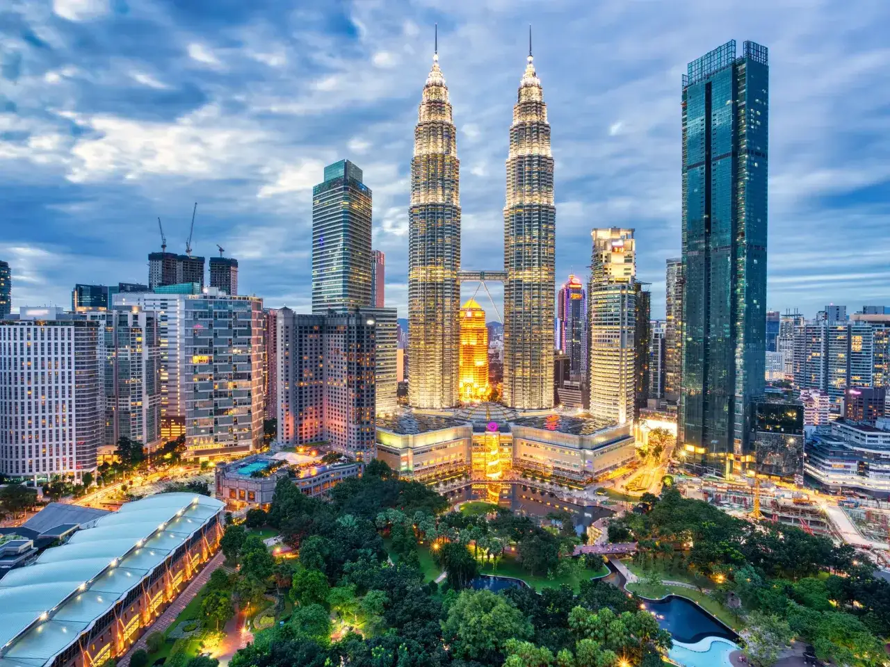 Wieczorny widok na Kuala Lumpur z wieżami Petronas. Pogoda sprzyja podziwianiu miejskiego krajobrazu.