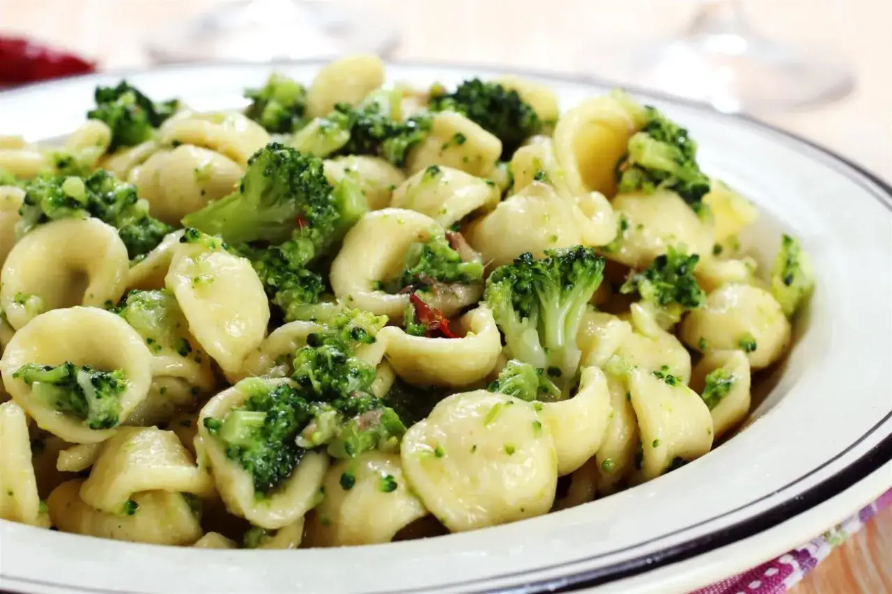 Makaron orecchiette z brokułami i chili. Pyszny pomysł na szybki obiad, który zadowoli każdego.