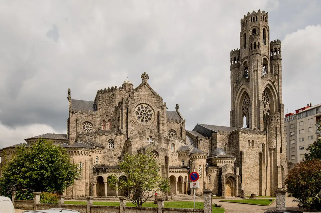 Impresionante basílica de piedra en Carballiño que ver, con su torre campanario y rosetones.