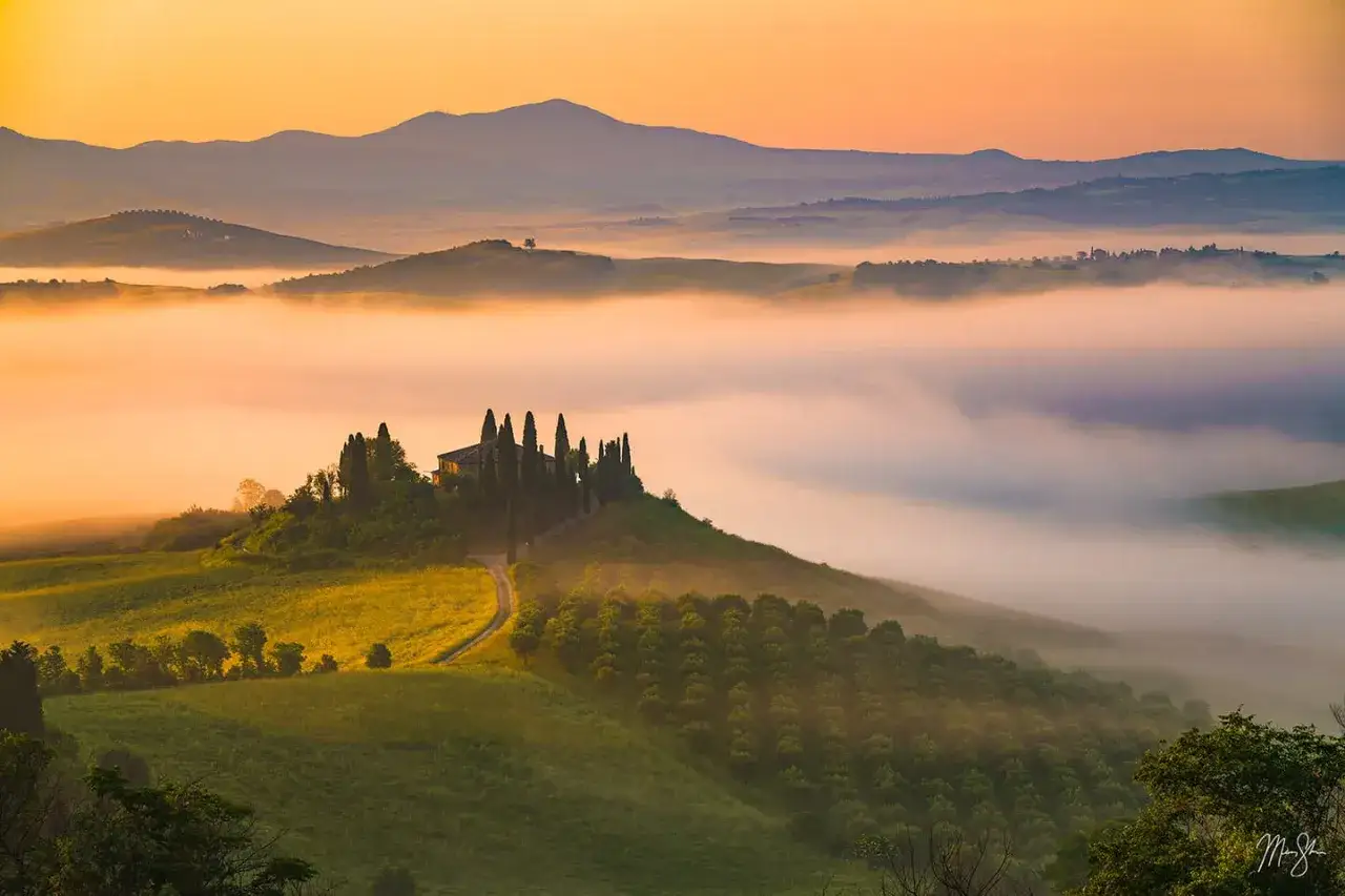En villa på en kulle i Toscana, omgiven av dimma och gyllene solljus. En scen som hämtad ur en toscana film.