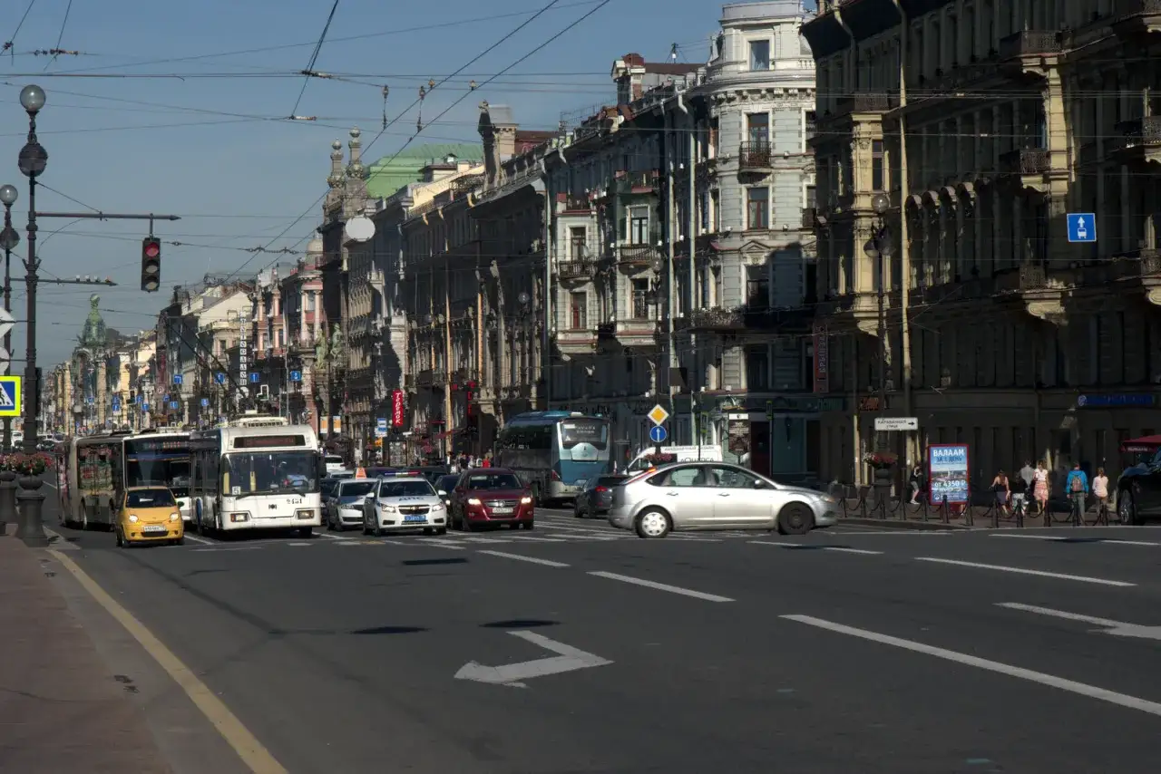 Ulica w Petersburgu, pełna samochodów i trolejbusów, przypomina scenę z epoki