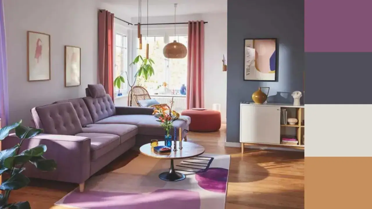 Salones con color: un sof&aacute; morado, cortinas rosas y una alfombra abstracta crean un espacio acogedor y vibrante.
