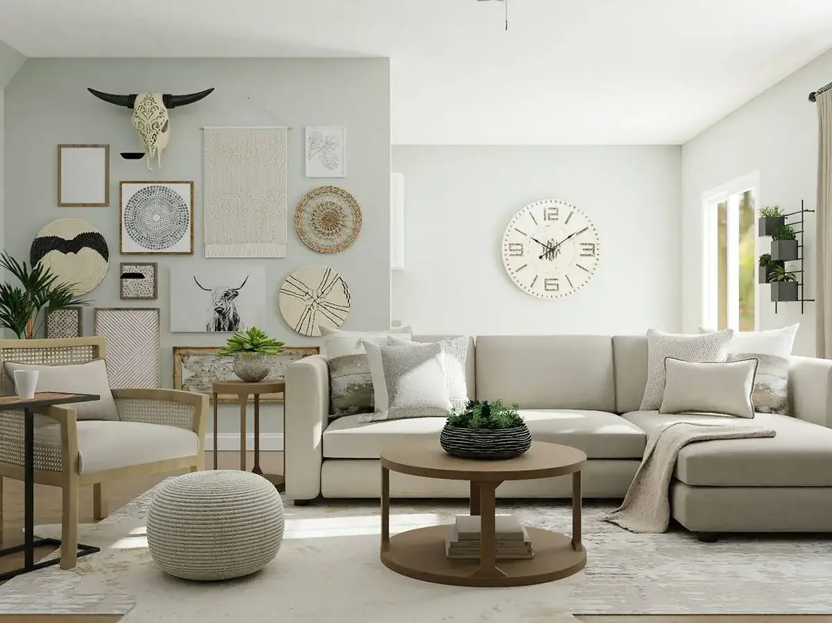 Sala de estar con sof&aacute; seccional color beige gris, mesa de centro, sill&oacute;n de rat&aacute;n y decoraci&oacute;n de pared con calavera de toro.