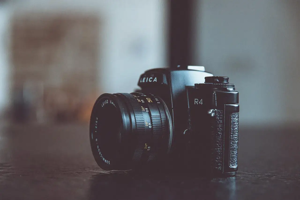 En svart Leica R4-kamera med ett objektiv fr&aring;n almqvist foto.
