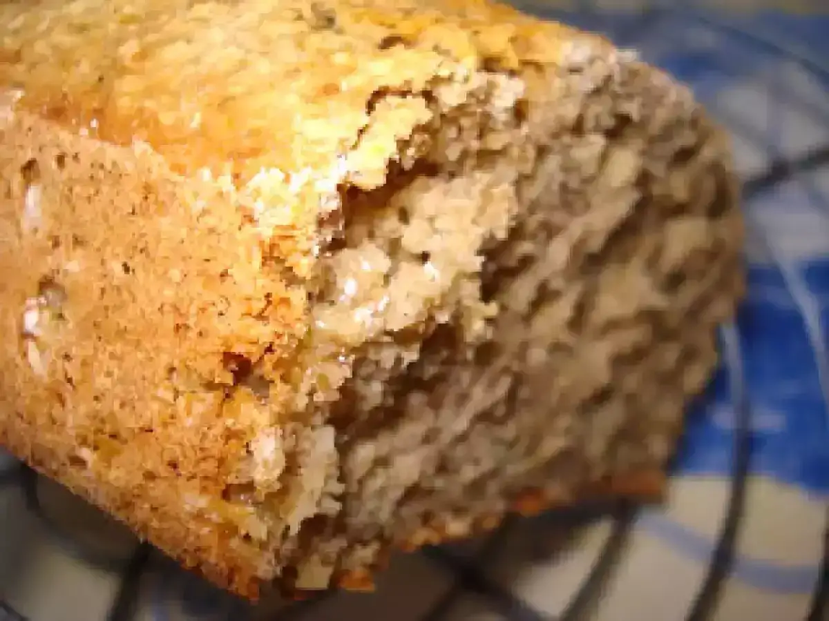 Gros plan sur un pain au son d'avoine dukan, doré et croustillant, prêt à être dégusté.