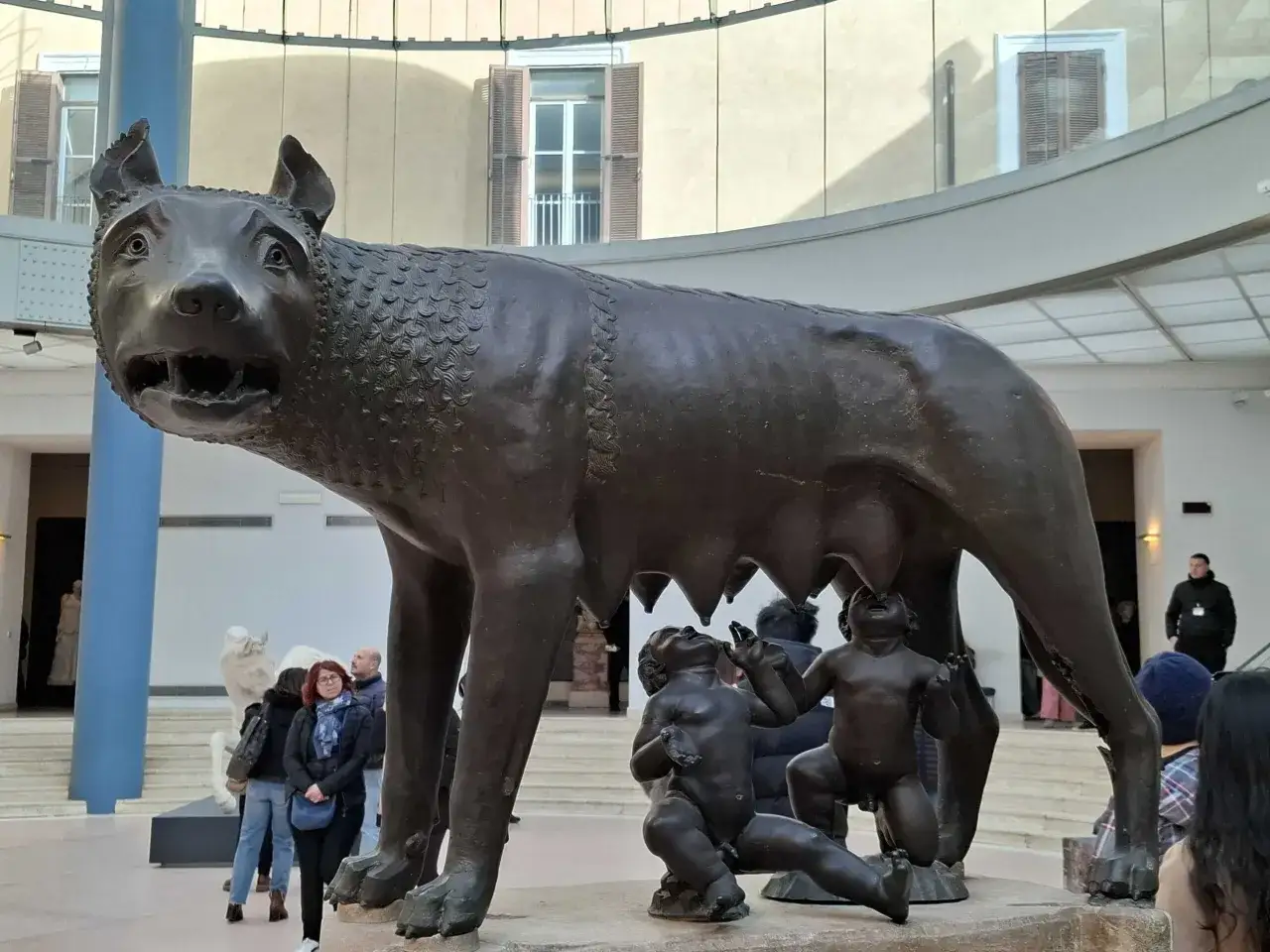 Wilczyca karmiąca Romulusa i Remusa, symbol Rzymu, w muzeum Kapitolińskim.