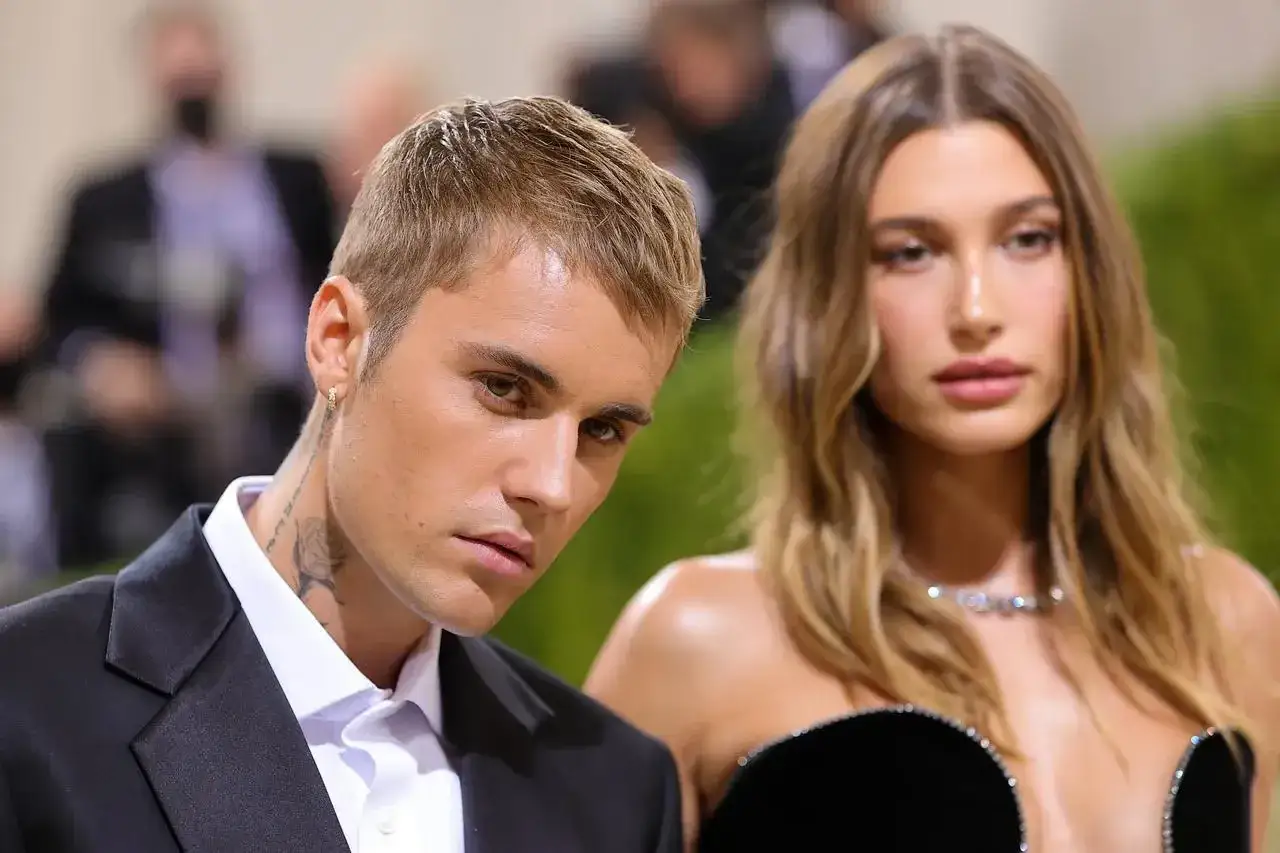Justin Bieber i Hailey Bieber na gali. Wyglądają jakby świętowali, kiedy Justin Bieber ma urodziny.