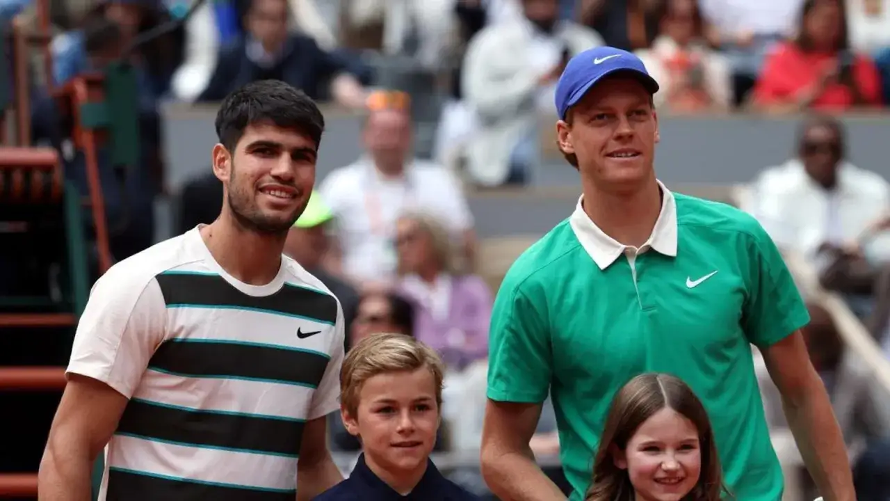 Carlos Alcaraz, sonriente, posa con un ni&ntilde;o y una ni&ntilde;a, junto a otro tenista.