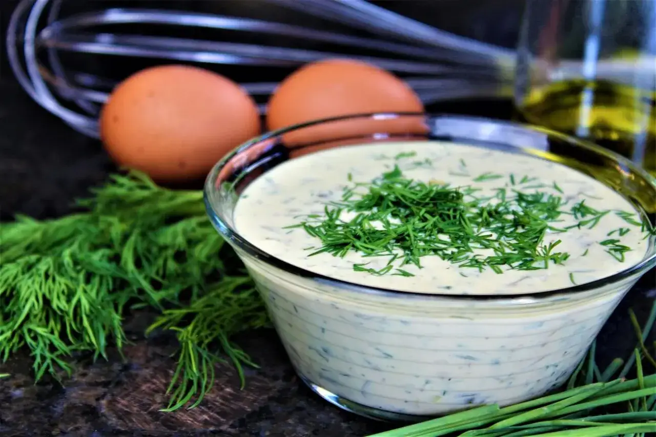Frische Remoulade mit Dill und Schnittlauch, zubereitet mit Eiern und &Ouml;l. Ein einfaches Remoulade Rezept f&uuml;r jeden Anlass.