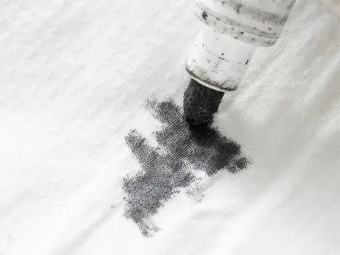 Zdjęcie Jak zmyć marker z bluzki? Skuteczne metody na trudne plamy