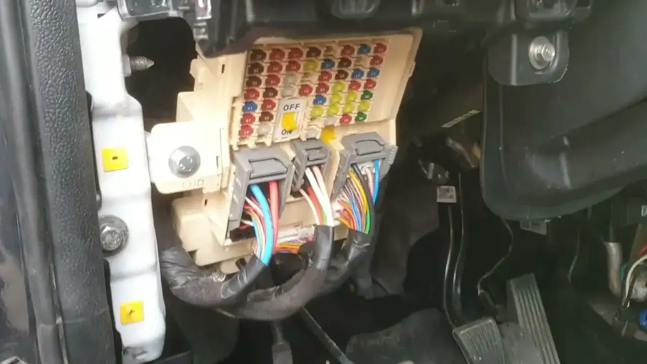 Zdjęcie Gdzie są bezpieczniki w Kia Sportage 3? Oto, co musisz wiedzieć