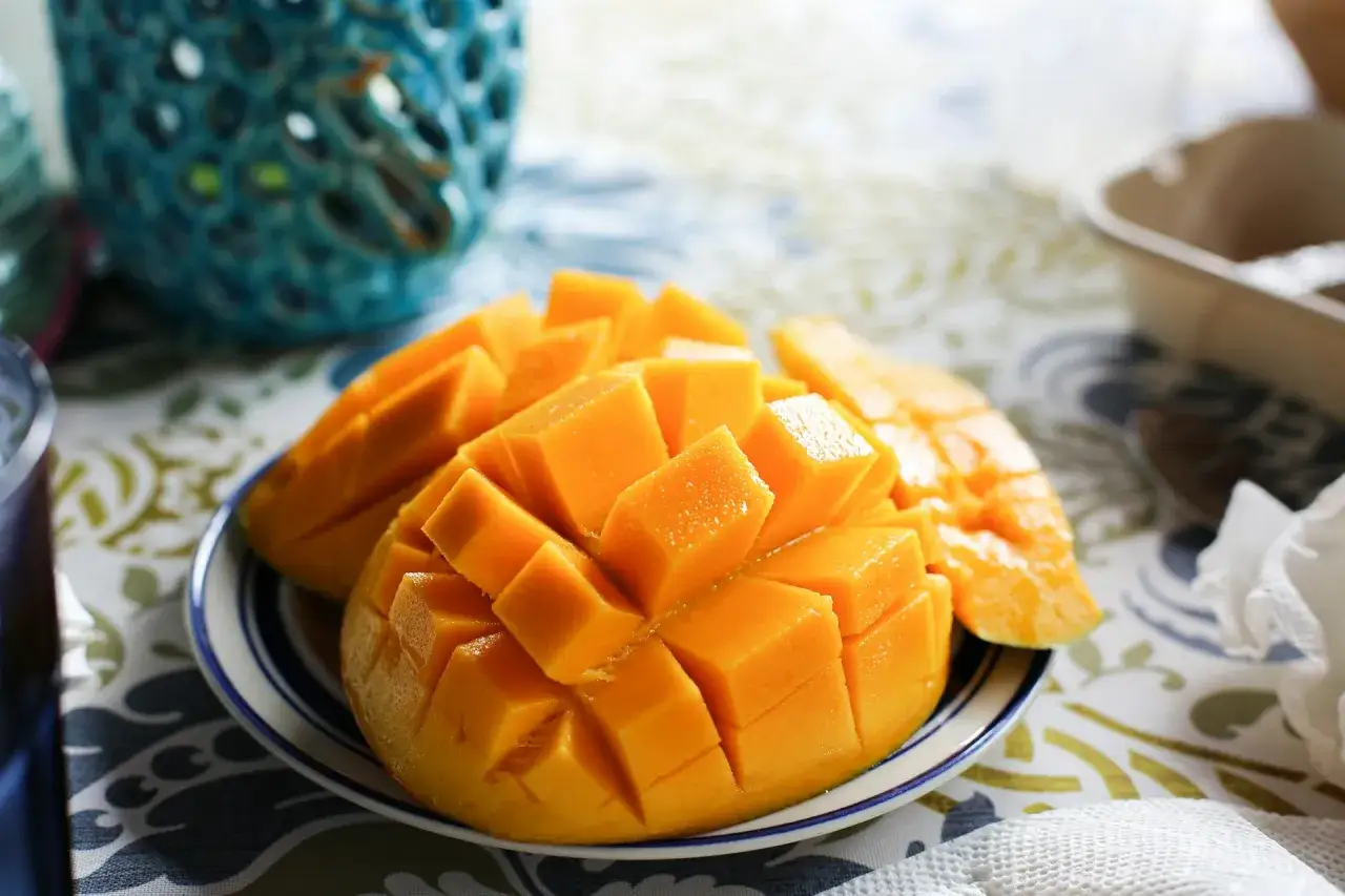 Zdjęcie Czy pies może jeść mango? Bezpieczeństwo, korzyści i zagrożenia