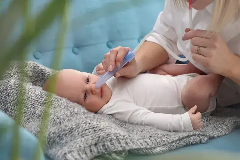Zdjęcie Jak czyścić nos niemowlakowi, aby ulżyć w katarze i poprawić oddychanie