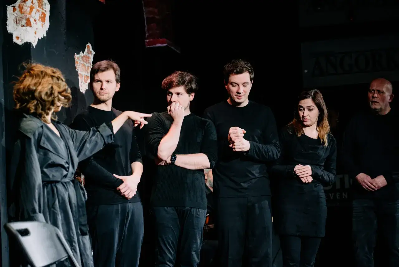 Zdjęcie Spektakl improwizowany: zrozumienie sztuki bez scenariusza