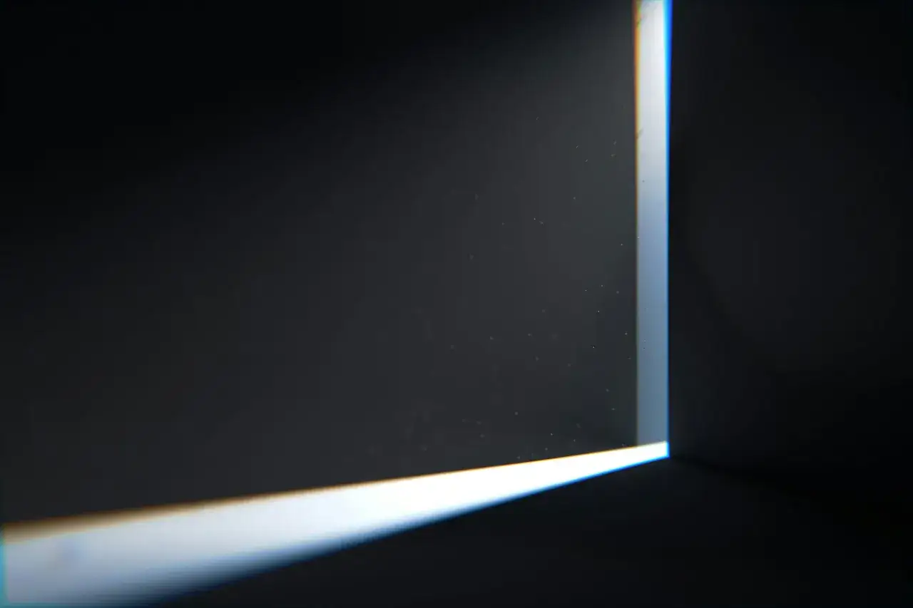 Una stanza buia con un fascio di luce che attraversa una fessura, come una finestra tra due mondi, illuminando particelle nell'aria.