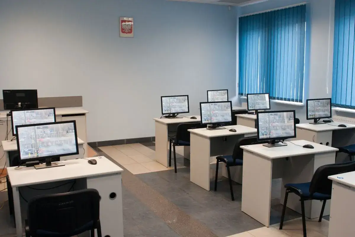 Sala komputerowa z wieloma stanowiskami do nauki. To idealne miejsce, by dowiedzieć się, jak zdać egzamin teoretyczny na prawo jazdy.