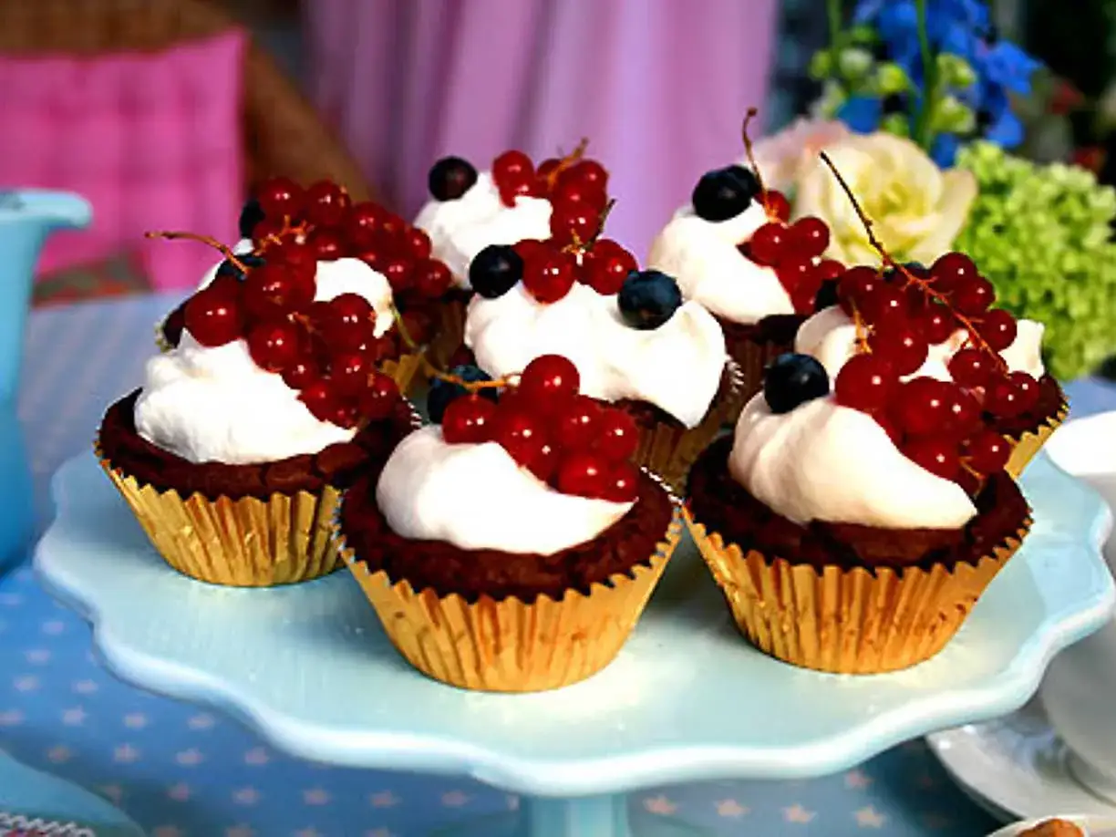 Kladdkakemuffins recept: M&ouml;rka chokladmuffins med fluffig gr&auml;dde och r&ouml;da vinb&auml;r. Perfekt f&ouml;r fikat!