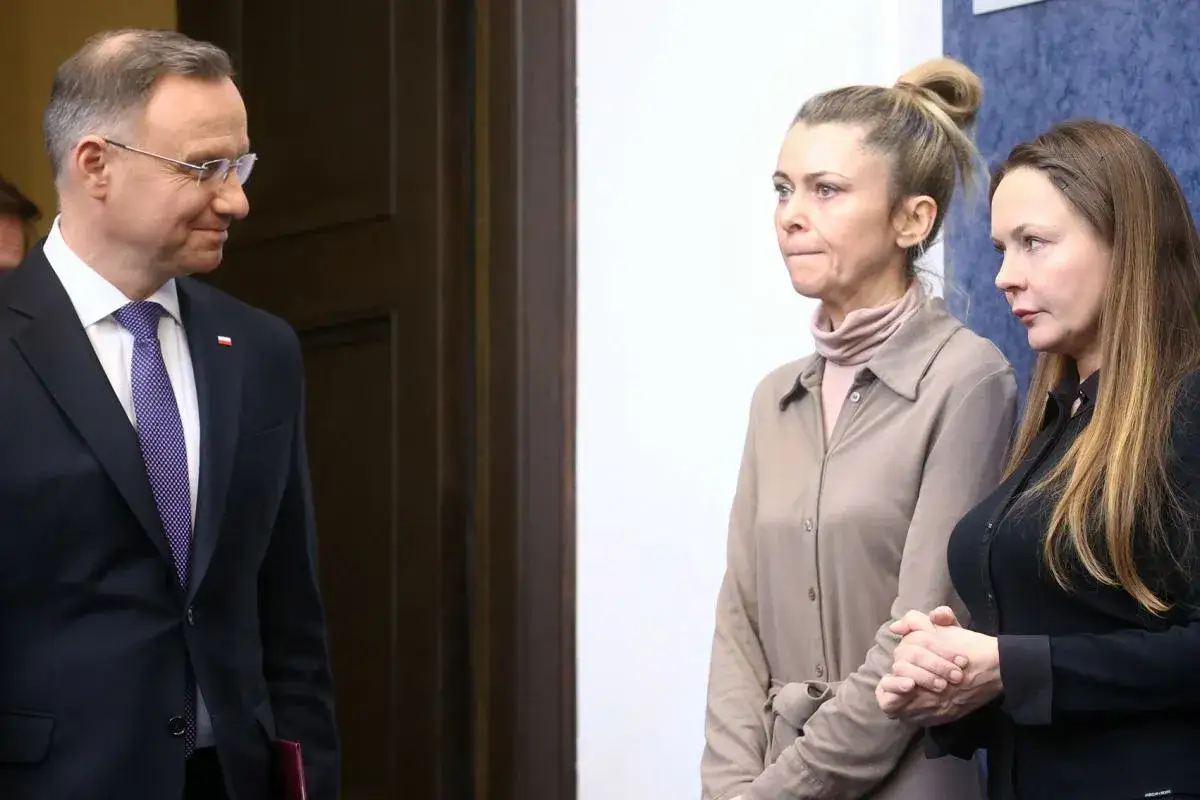 Prezydent Duda rozmawia z kobietami, które mogą być związane z ułaskawieniem prezydenta Nawrockiego.