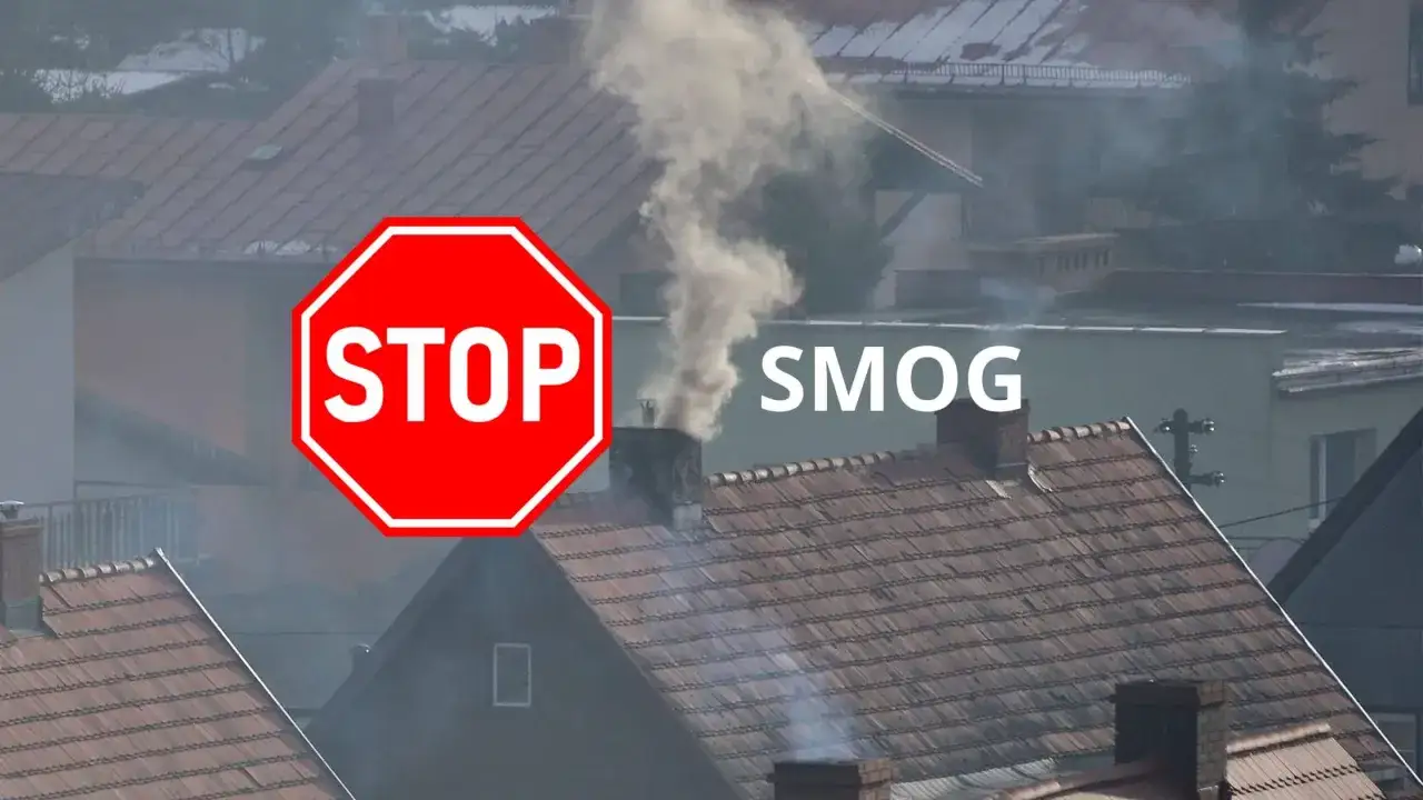 Dym z kominów nad dachami. Znak STOP i napis SMOG. Jak zapobiegać smogowi? Brainly podpowie!
