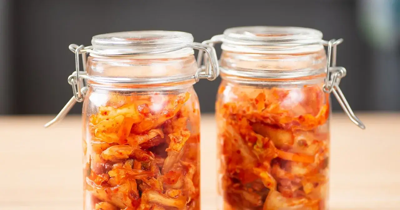 domowe kimchi w słoikach lodówka