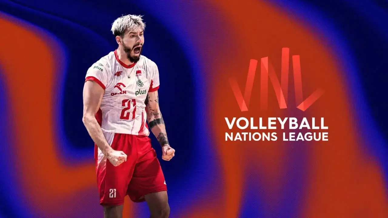 Emocjonalny polski siatkarz w biało-czerwonej koszulce z numerem 21, świętujący zwycięstwo w Volleyball Nations League.