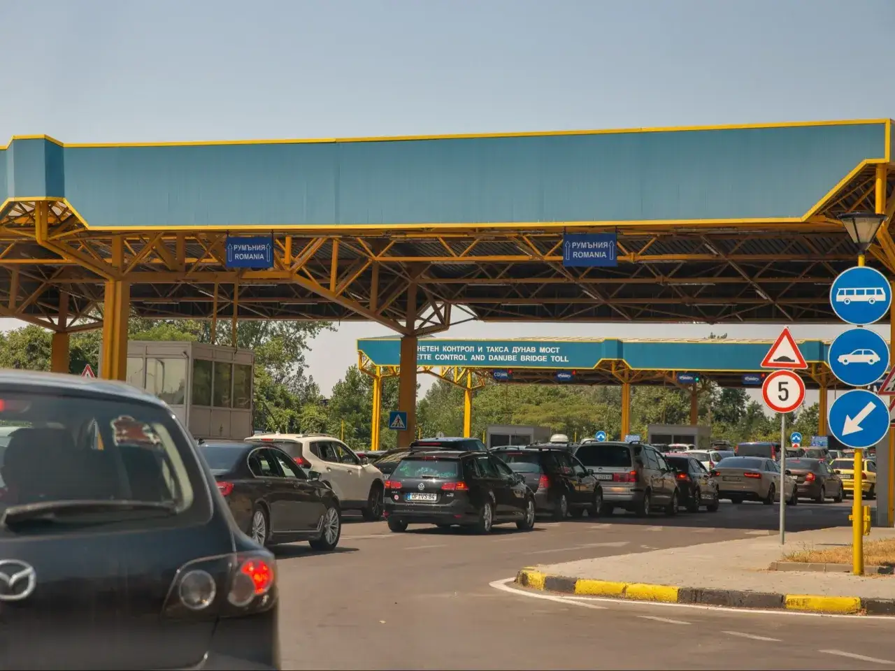 Korek graniczny Rumunii, gdzie samochody stoją w kolejce. Czy Bułgaria jest w Schengen? To pytanie zadają sobie podróżni.
