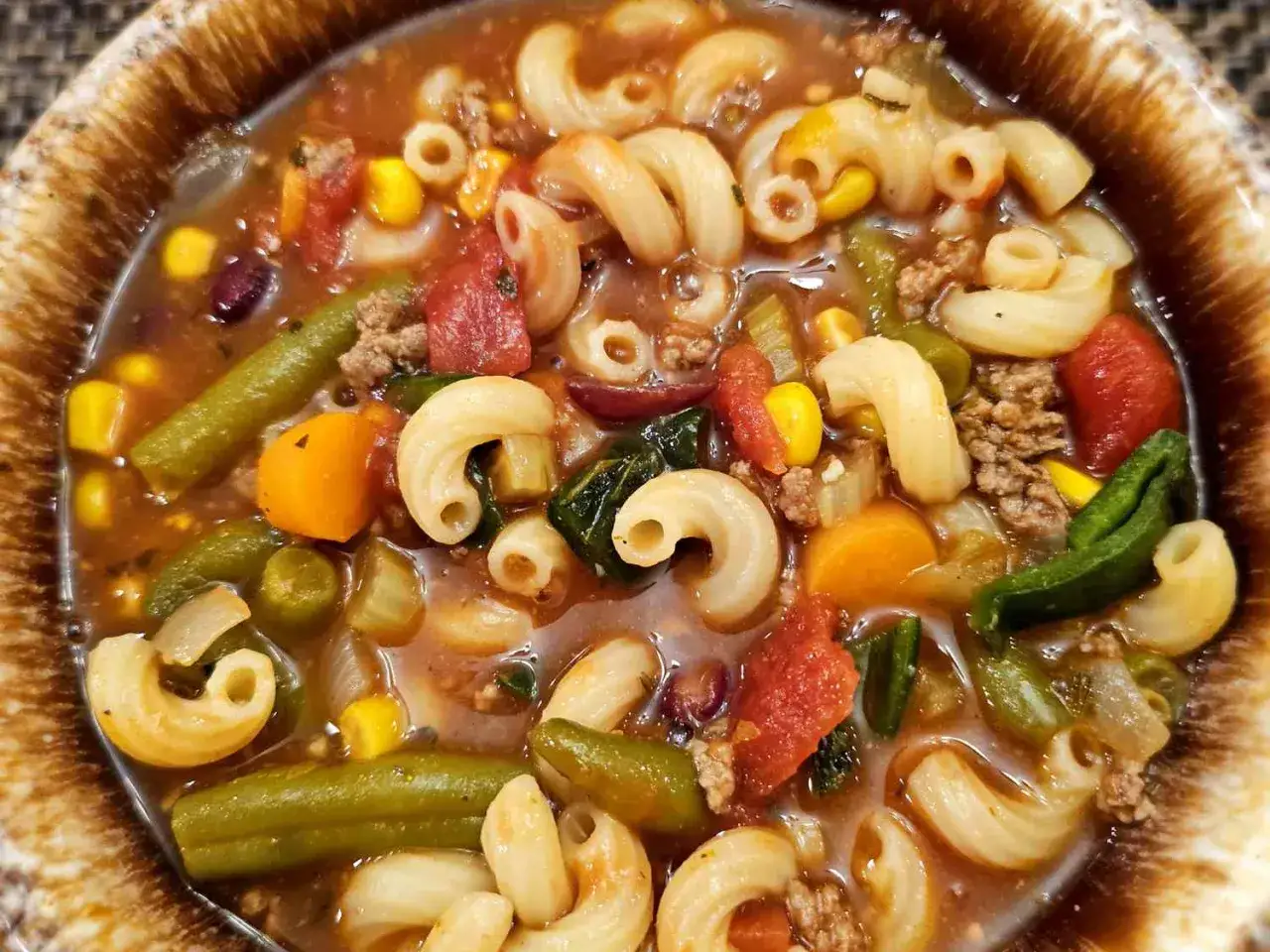 Herzhafte italienische Suppe mit Makkaroni, Hackfleisch und viel Gem&uuml;se wie Bohnen, Mais und Karotten.