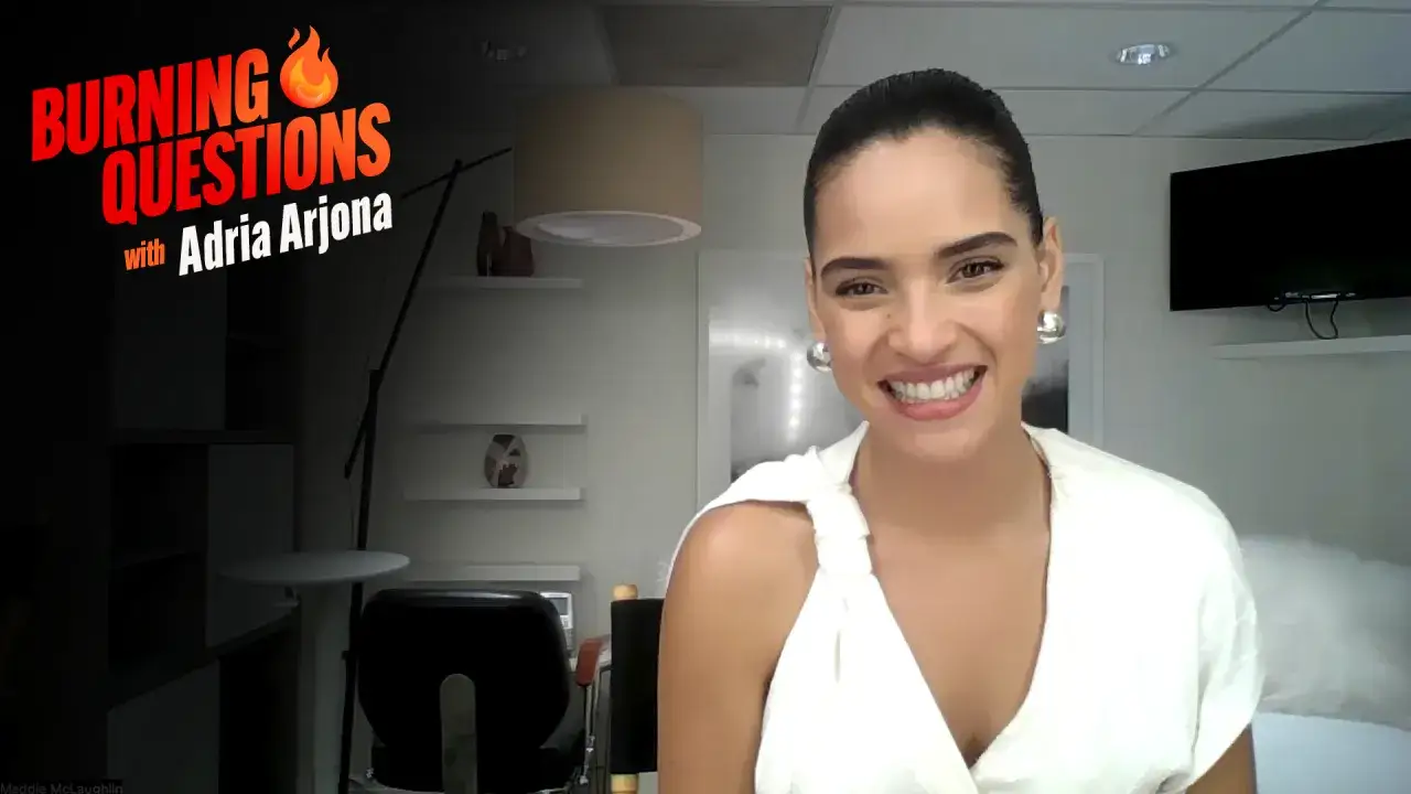 Adria Arjona, animée, parle de ses films et séries tv dans