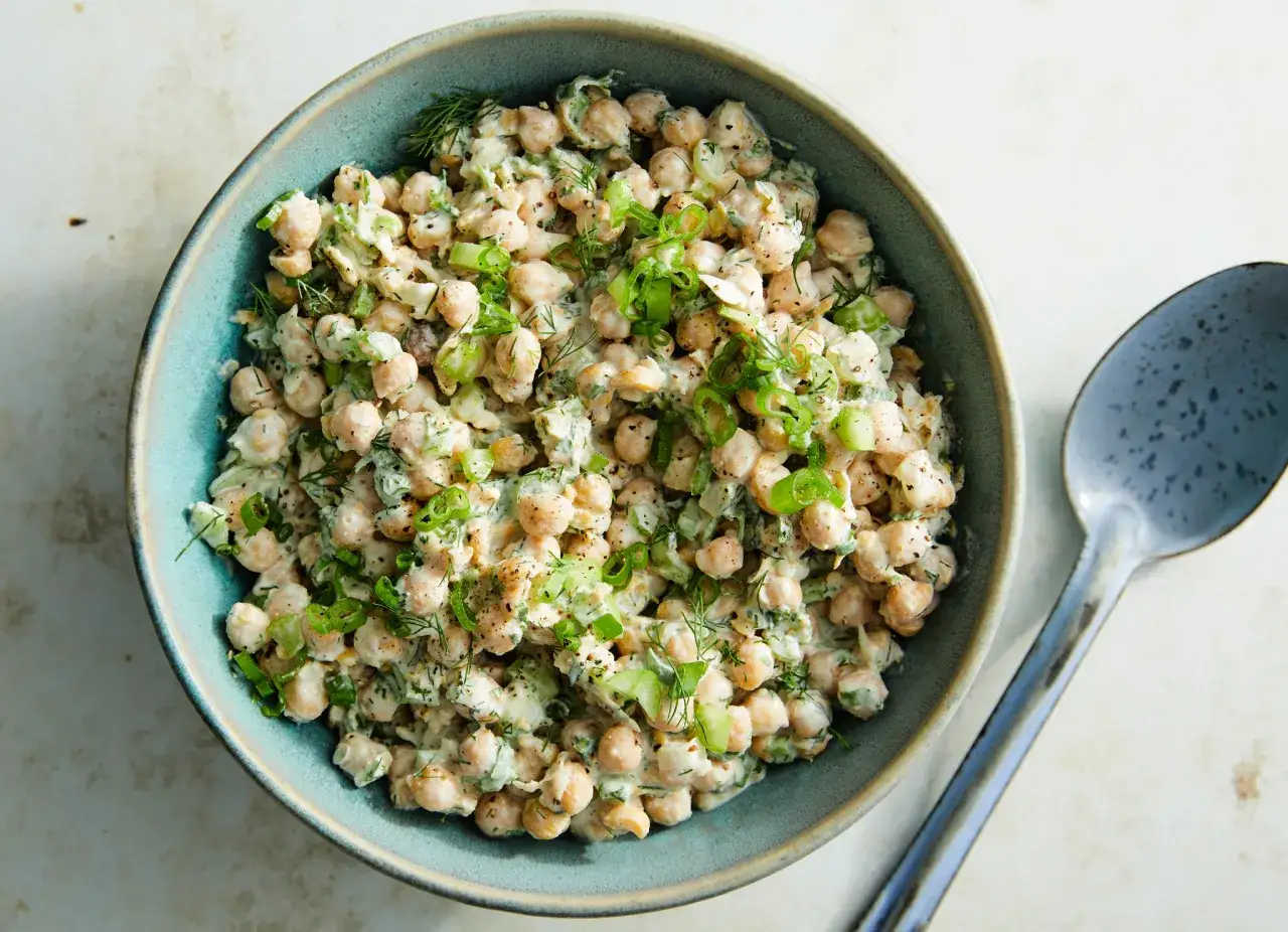 Ensalada de garbanzos cremosa con apio, cebolleta y eneldo. Los ingredientes de esta ensalada de garbanzos la hacen irresistible.