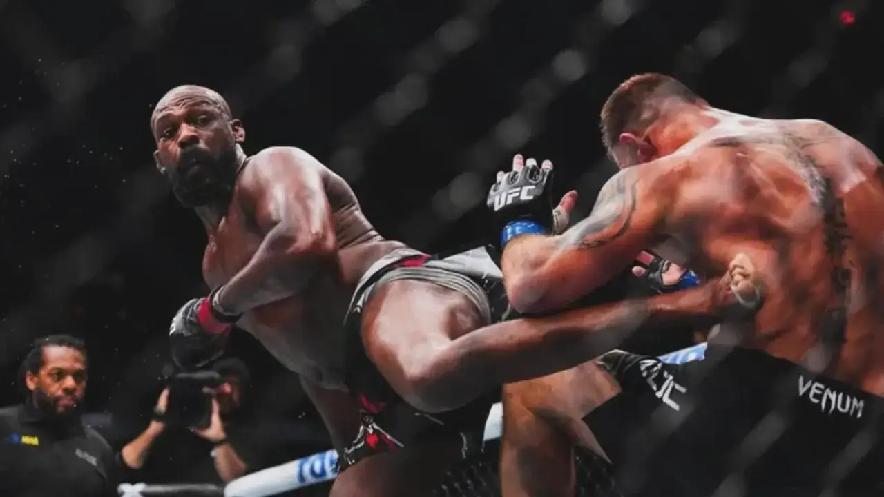 Jon Jones utf&ouml;r en kraftfull spark i en intensiv kampsportmatch.