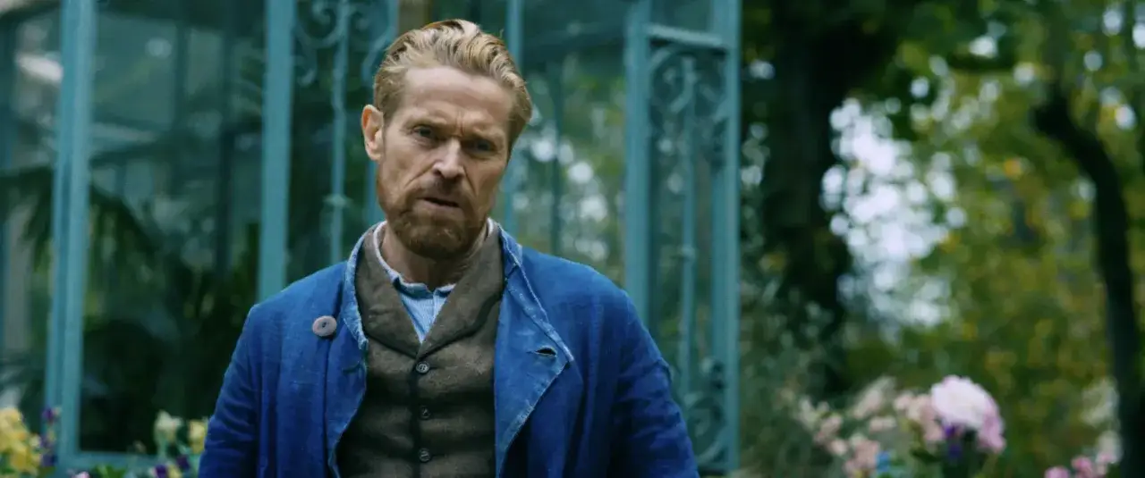Willem Dafoe jako Vincent van Gogh u bram wieczności, w otoczeniu zieleni i kwiatów.