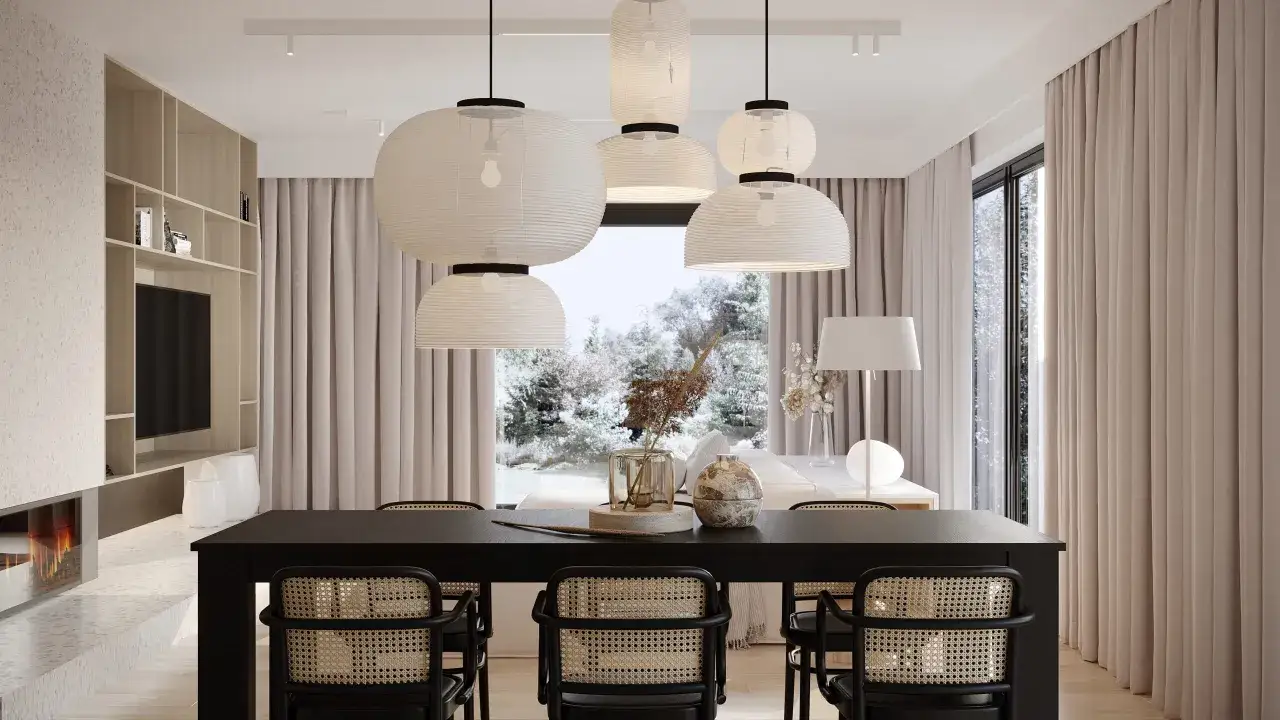 Nowoczesna jadalnia z czarnym stołem, plecionymi krzesłami i designerskimi lampami.