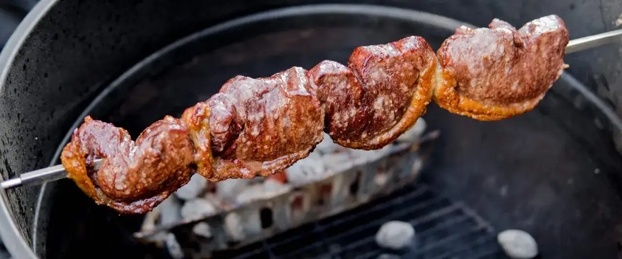 Saftiges Picanha am Spie&szlig; &uuml;ber gl&uuml;hender Kohle. Das Aroma des picanha grillen steigt auf und verspricht ein perfektes Grillerlebnis.