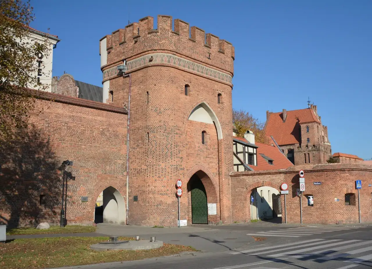 Brama miejska i fragment murów obronnych, część średniowiecznego zespołu miejskiego Torunia.