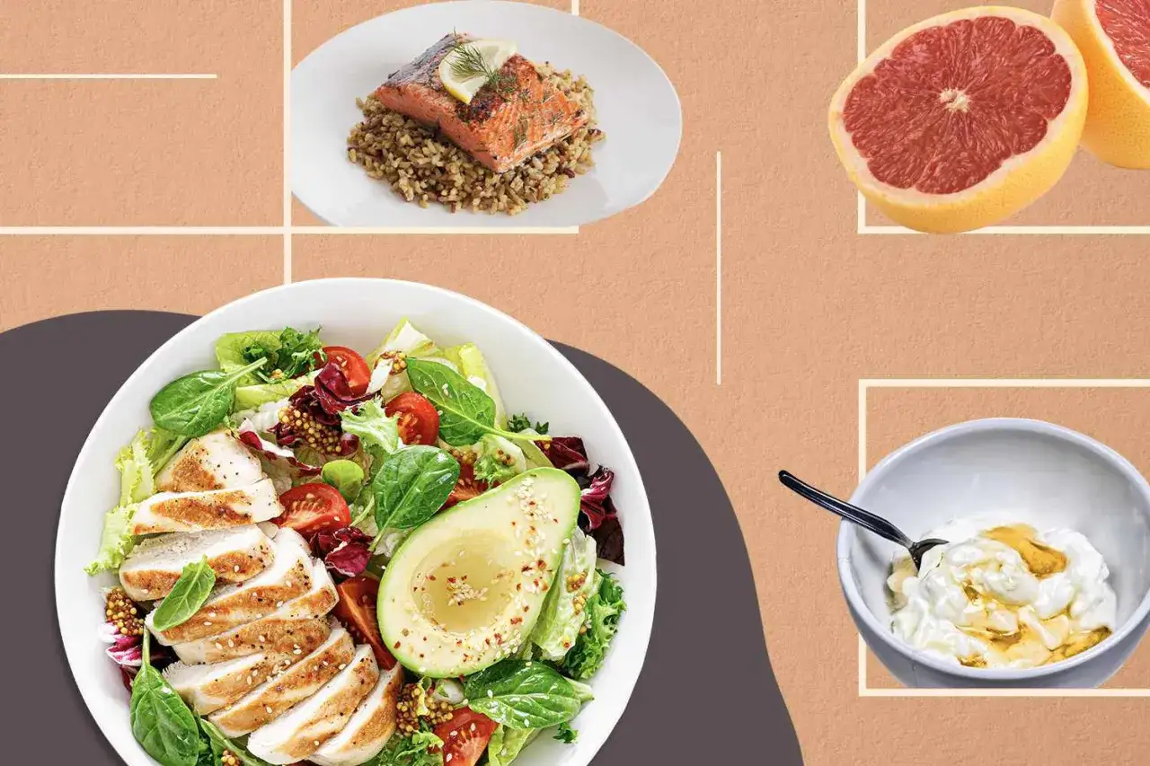 Salade de poulet, saumon sur riz, pamplemousse et yaourt au miel : un repas sain pour perdre 10 kg.