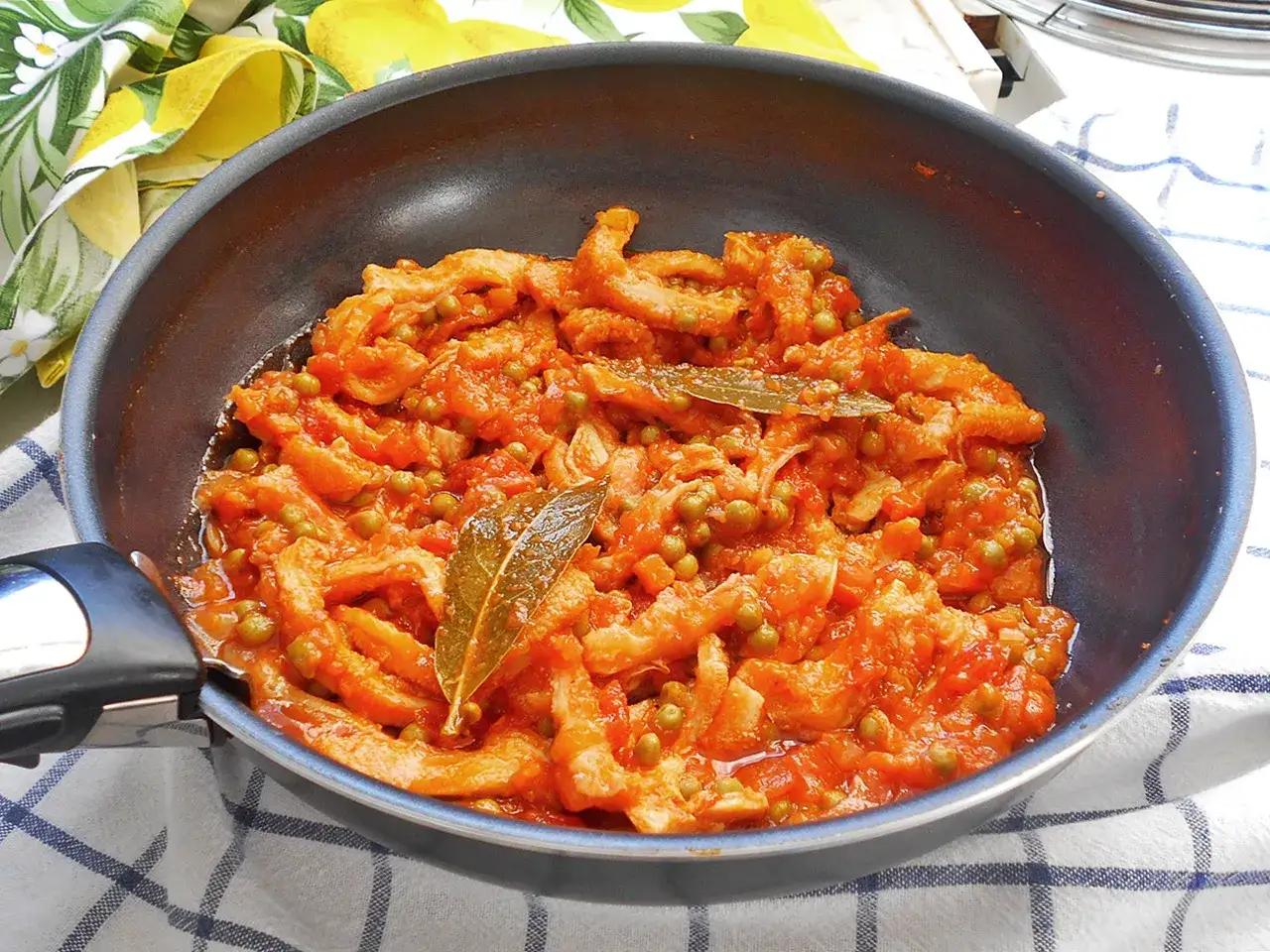 Trippa in umido con piselli, un piatto saporito. Le trippa calorie sono contenute, ideale per un pasto gustoso e leggero.