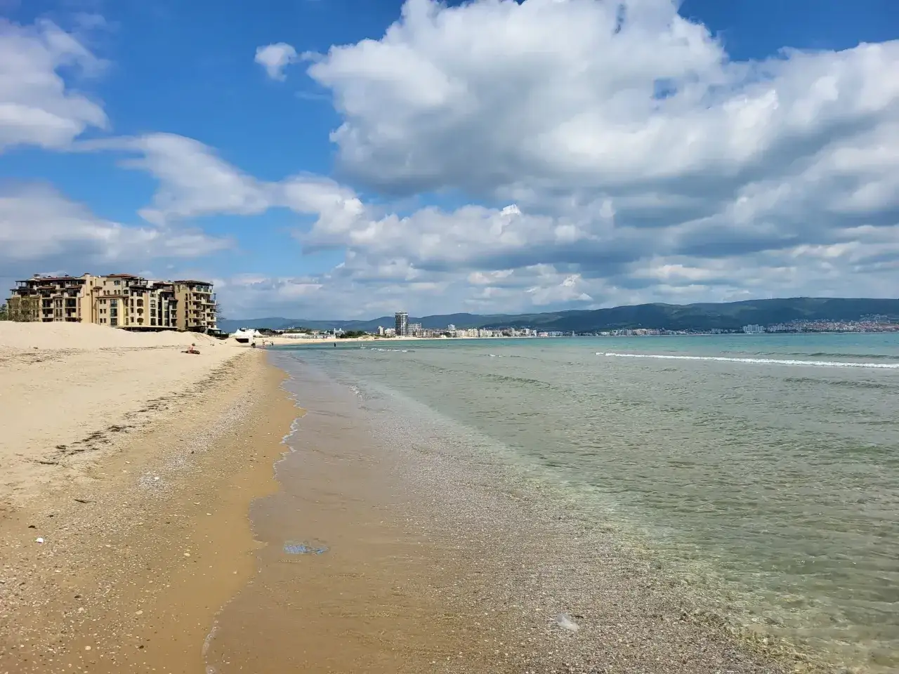 Piękna plaża w Bułgarii, z hotelami w tle. Ceny wakacji w Bułgarii są przystępne.