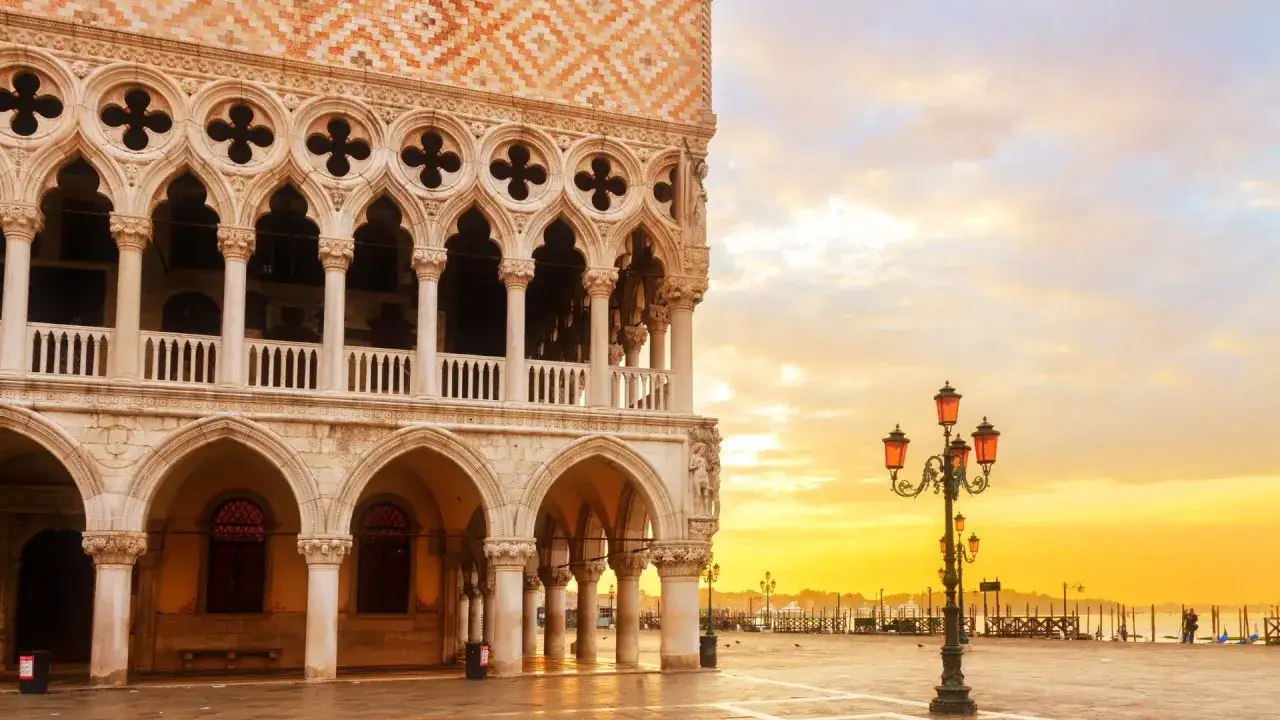 Palazzo Ducale, uno dei magnifici palazzi da visitare a Venezia, illuminato dall'alba dorata.