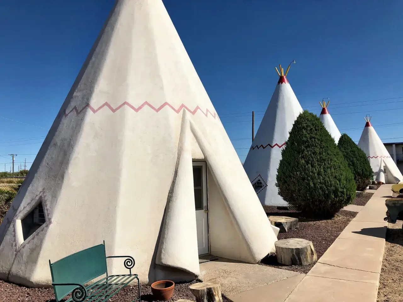 Noclegi w kształcie tipi przy Route 66. Ile km do celu?