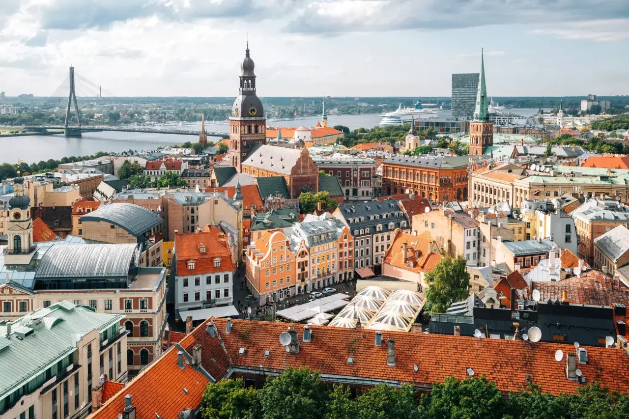 Widok na Rygę, idealne miejsce, gdzie na weekend za granicę samolotem. Stare miasto z wieżami i mostem nad Dźwiną.