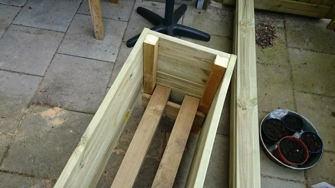 P&aring;b&ouml;rjat projekt att bygga bloml&aring;da av tryckimpregnerat virke. N&aring;gra krukor med jord st&aring;r redo.
