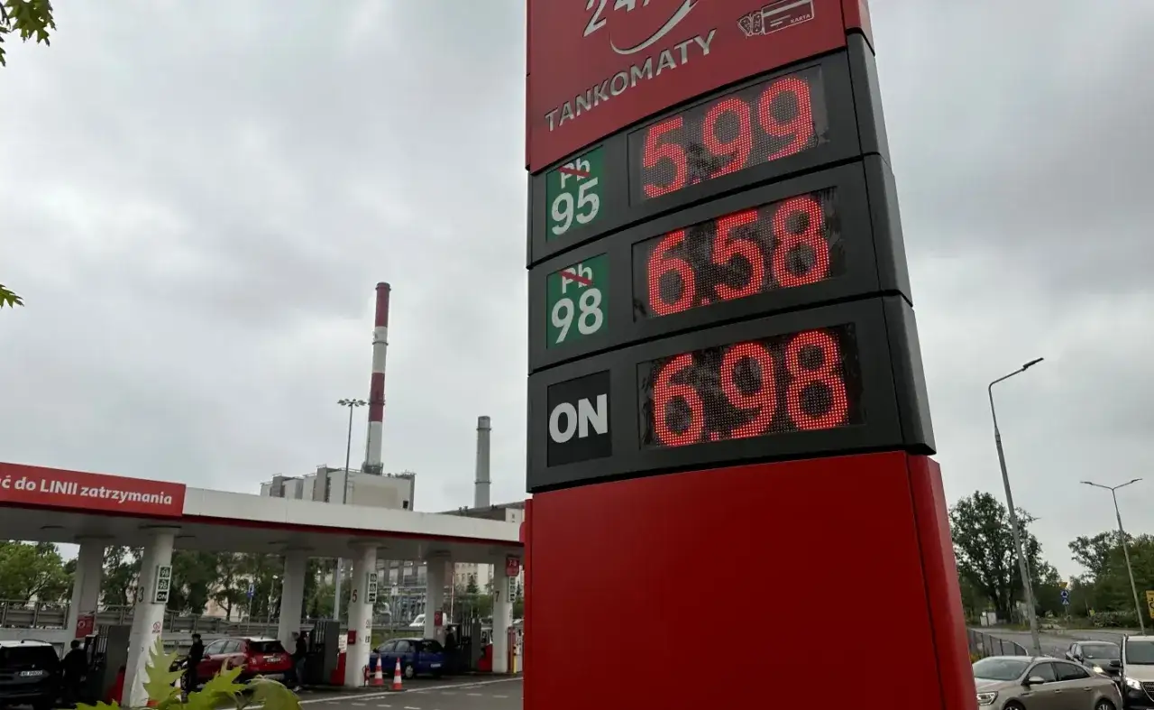 Ceny paliw na stacji Auchan: Pb 95 - 5.99, Pb 98 - 6.58, ON - 6.98.