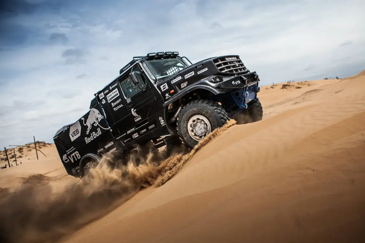 Un camion KAMAZ, sponsoris&eacute; par Red Bull et VTB, d&eacute;rape dans le sable lors d'une course Dakar.
