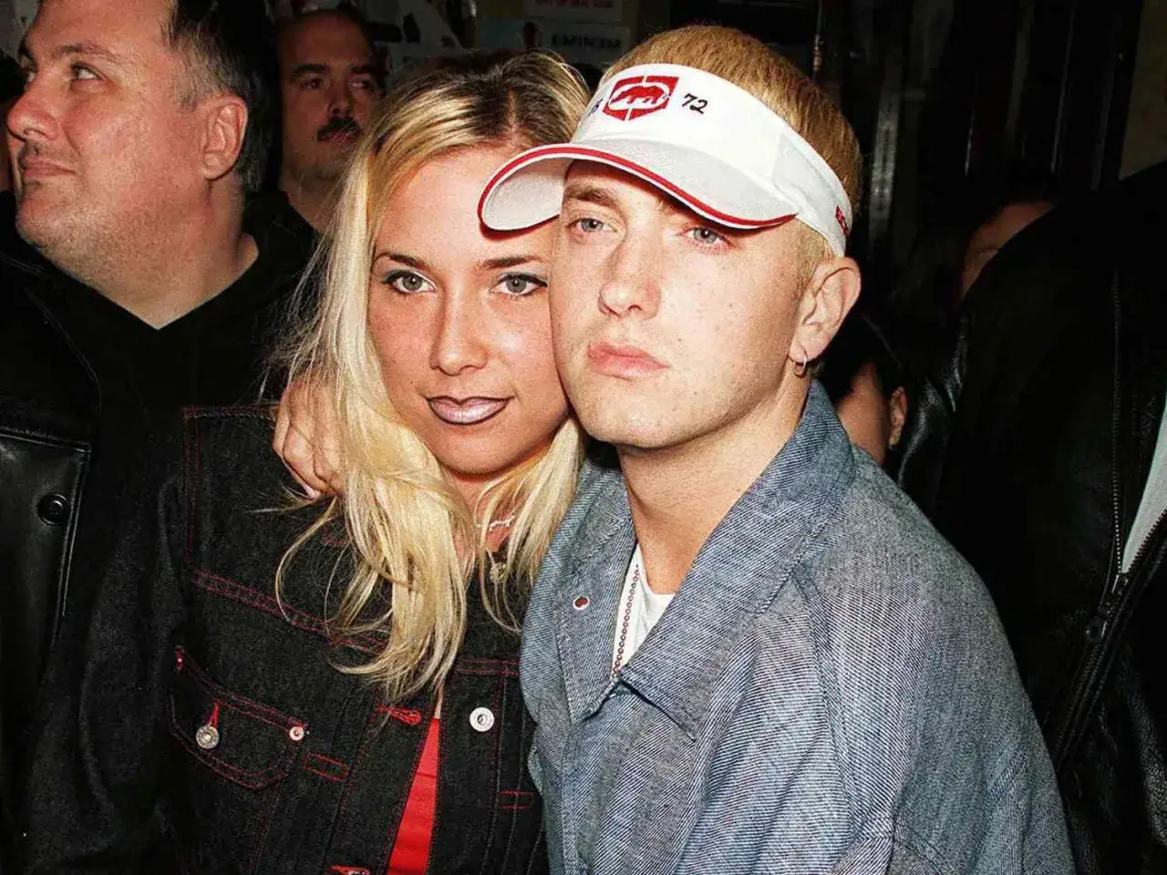 Eminem z żoną Kim Scott, wczesne lata 2000. Ona w czarnej kurtce, on w dżinsowej koszuli i czapce z daszkiem.