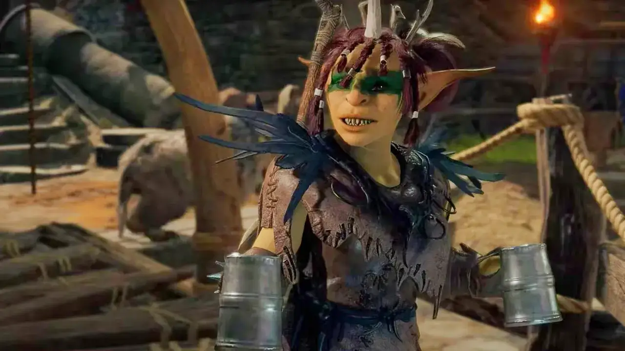 Sazza z BG3, goblin z zielonymi zdobieniami na twarzy, trzyma dwa kufle.